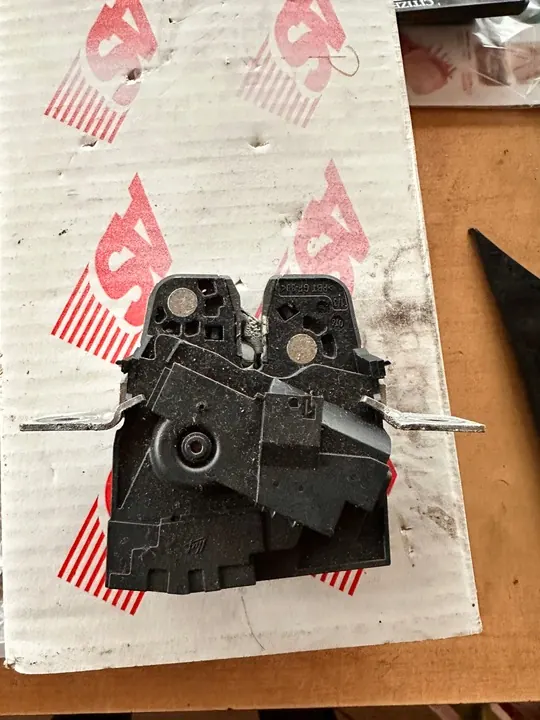 VERROU DE COFFRE MERCEDES B-KLASA W246 A2467400035 image 3