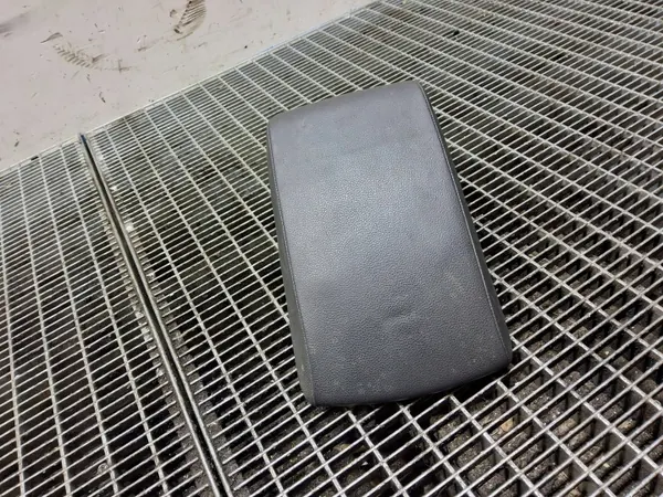 SEAT Leon console armsteun OEM SKE57668 - Gebruikt image 2
