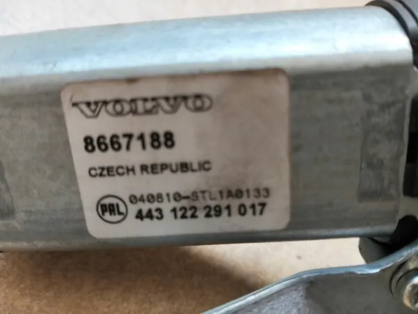 VOLVO V70 XC70 Takaluukun pyyhkijän moottori 2001-2006 8667188 image 3
