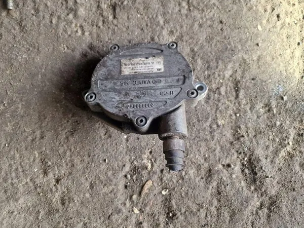 Bomba de vacío Mercedes-Benz OEM 6402300365 - Usada image 2