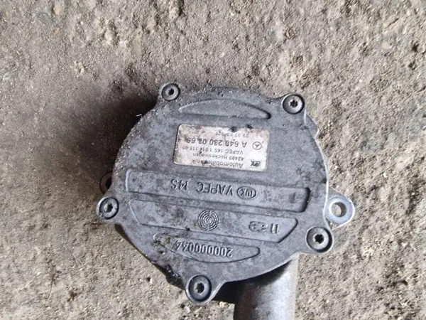 Bomba de vacío Mercedes-Benz OEM 6402300365 - Usada image 3