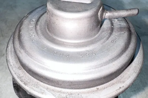 Válvula EGR BMW 5 (E60) 2.0L Diesel 2008 OEM 7804380 image 3