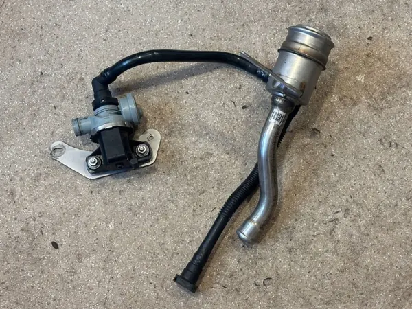 BMW X3 G01 Bränsleintag OEM 7404088 - Begagnad image 2