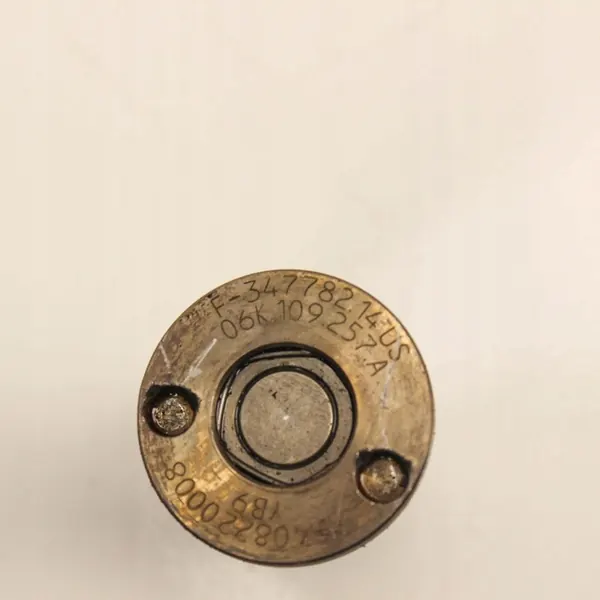 Volkswagen Golf VII 2019 Válvula de ajuste do comando de válvulas OEM 06K109257A image 3