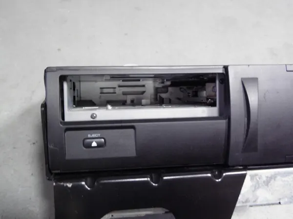 Audi Q7 CD/DVD-vaihtaja OEM 4L0035108P - Käytetty image 3