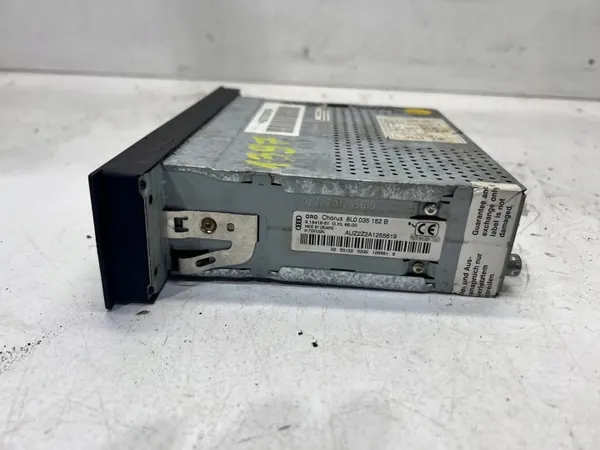 Audi A3 8L Radio OEM 8L0035152B - Begagnad image 3