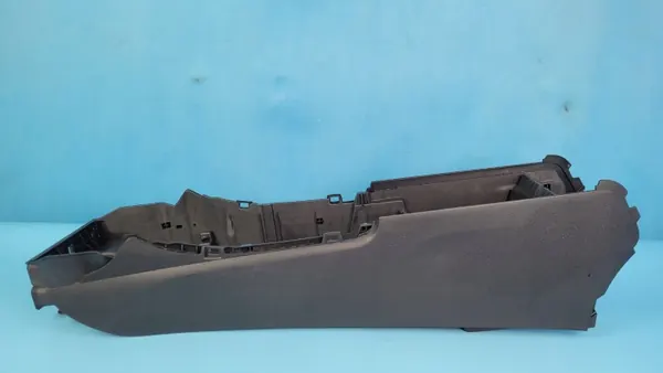Mercedes W206 C200 middentunnel OEM A2066802700 image 2
