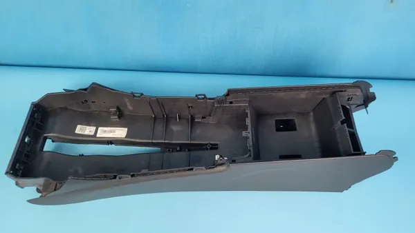 Mercedes W206 C200 middentunnel OEM A2066802700 image 3