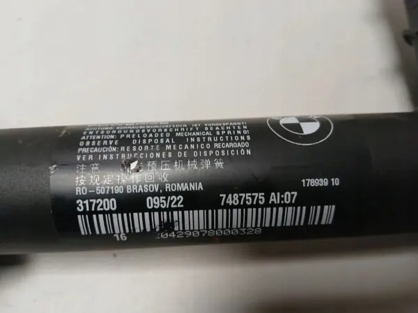 BMW i4 2023 Bagageluckstötdämpare OEM 7487575 image 7