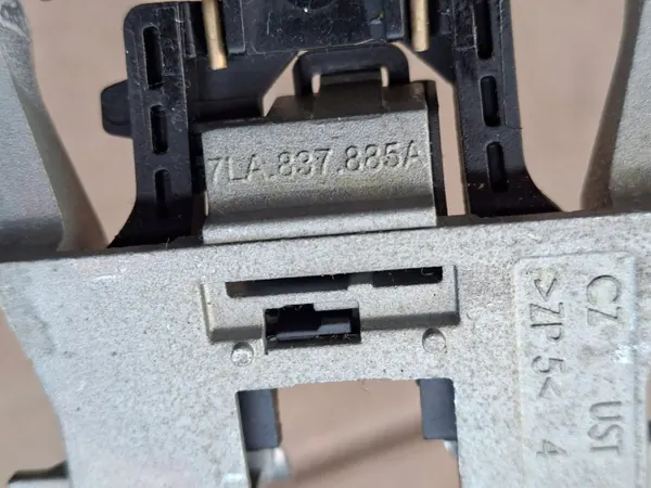 VW T6.1 Ovenkahvan Kiinnike OEM 7LA837885A Vasen Etu image 4