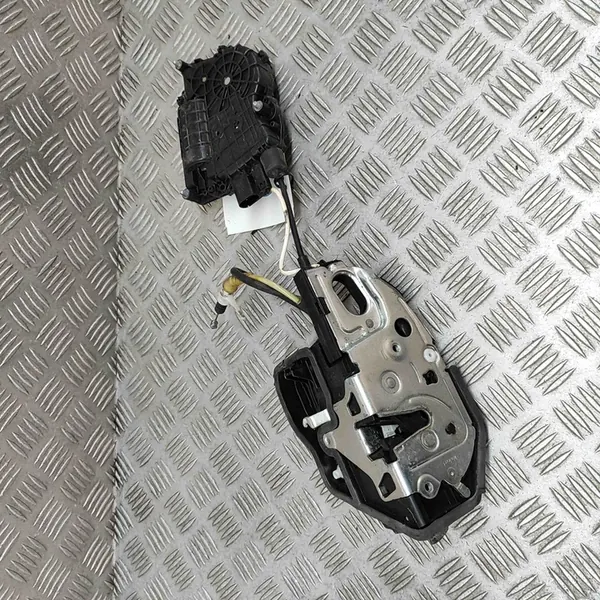 BMW Dörrlås 5 Touring (F11) OEM 7185689 image 2