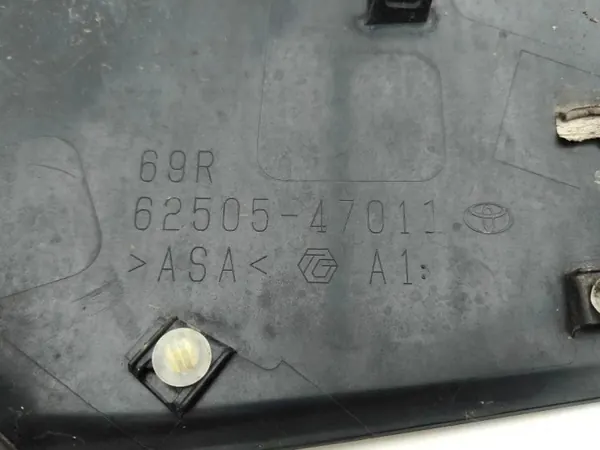 Pieza de acabado Toyota Prius OEM 6250547011 - Usado image 6