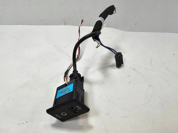 Nissan Qashqai J11 Aux USB-aansluiting OEM 795405004 image 2