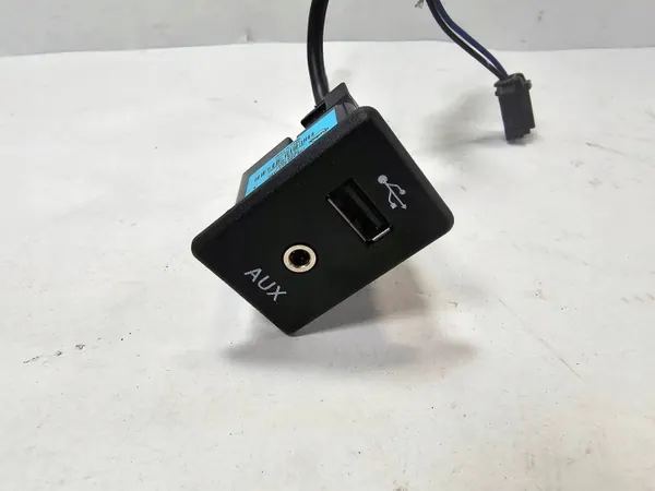 Nissan Qashqai J11 Aux USB-aansluiting OEM 795405004 image 3