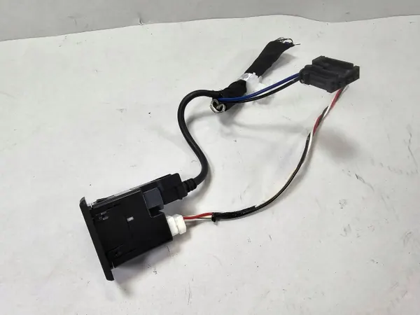 Nissan Qashqai J11 Aux USB-aansluiting OEM 795405004 image 4