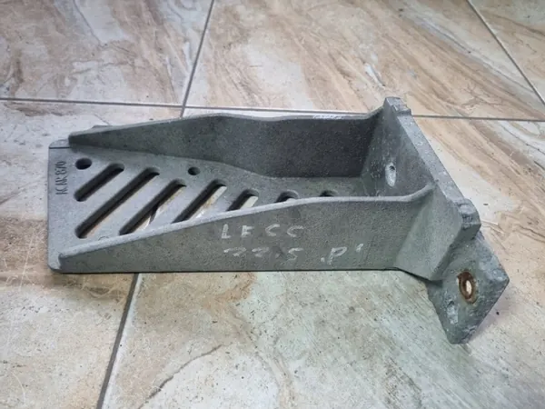 DAF treeplankbeugel rechts voor 22,5" wiel image 3