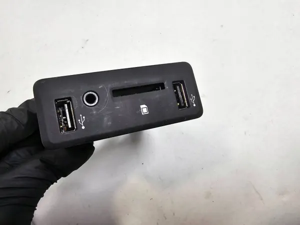 Porta USB/Aux Renault OEM 280237081R - Usado image 2