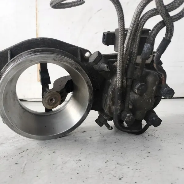 Audi 80 B3 2.0 Polttoainejakaja OEM 026133353D image 3
