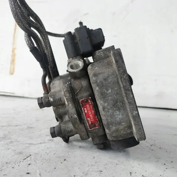 Audi 80 B3 2.0 Polttoainejakaja OEM 026133353D image 5
