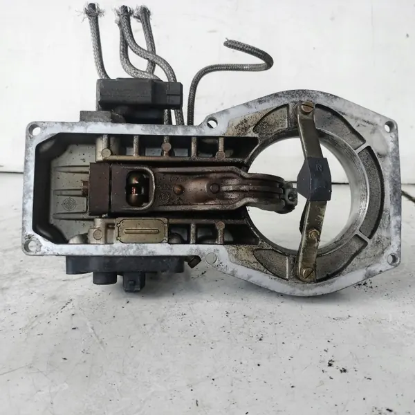 Audi 80 B3 2.0 Polttoainejakaja OEM 026133353D image 6