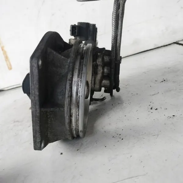 Audi 80 B3 2.0 Polttoainejakaja OEM 026133353D image 7