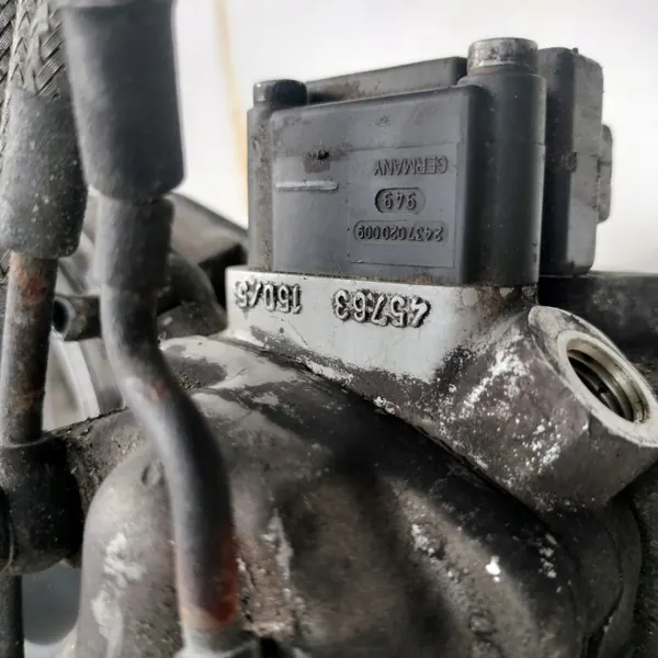 Audi 80 B3 2.0 Polttoainejakaja OEM 026133353D image 8