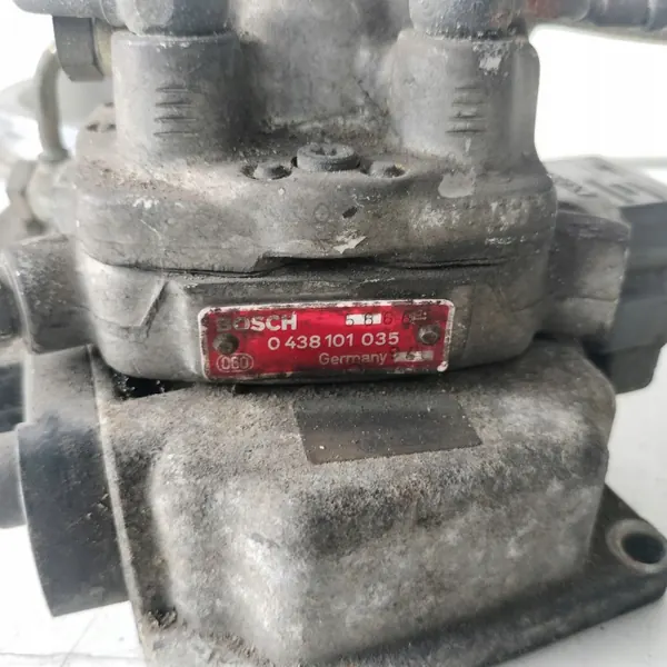 Audi 80 B3 2.0 Polttoainejakaja OEM 026133353D image 9