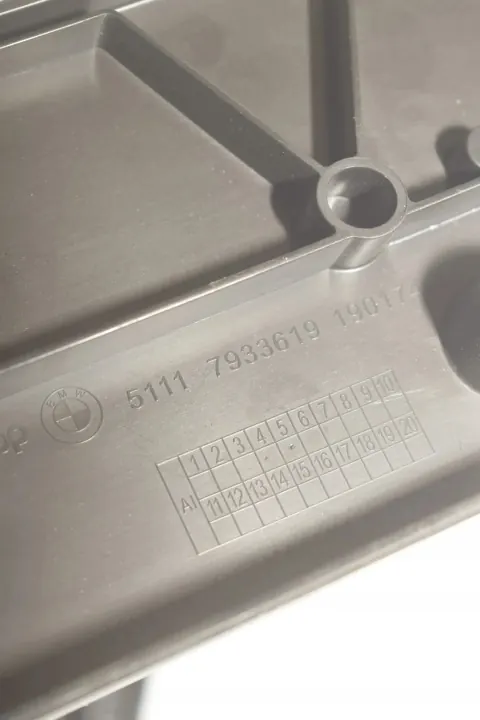 Soporte de matrícula BMW OE 51137933619 para iX (I20) image 4