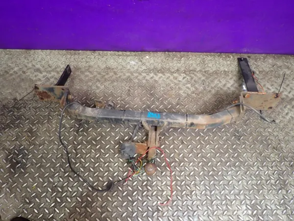 Mercedes W203 Peräkärrykoukku OEM Zawada-342626- Käytetty image 2