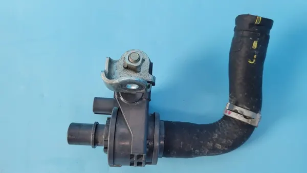 Pompe de circulation d'eau Toyota RAV4 V OEM 9K09B-A0875 image 4