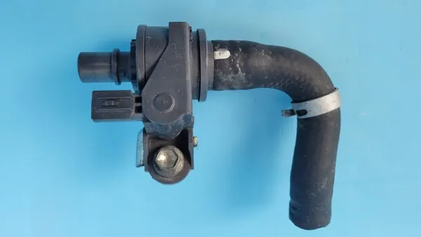 Pompe de circulation d'eau Toyota RAV4 V OEM 9K09B-A0875 image 6