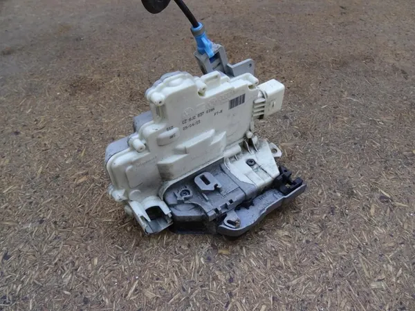 AUDI TT 8J Q3 8U Höger Framdörrslås 9 Pin OEM 8J2837016A image 2