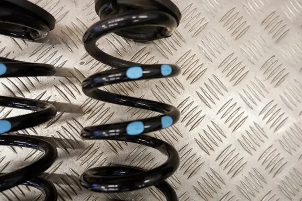 Rechte Hinterfeder OEM 48231-0DB70 für Yaris Cross image 3