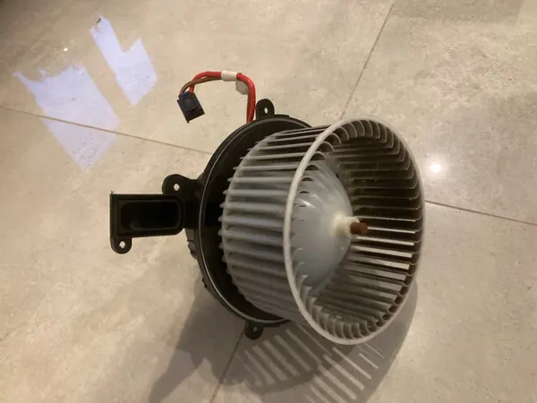 Ventilador Mercedes W447 Vito V-Class OEM 0008304701 image 3