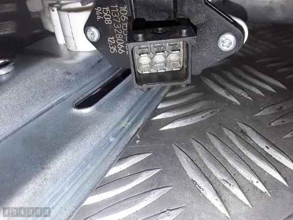 Opel Signum fönsterregulator OEM 24414777 - Begagnad image 3
