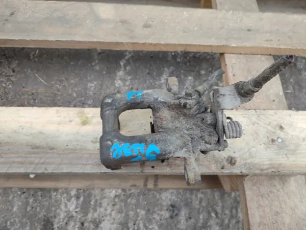 Pinza de freno trasera derecha usada OEM VW Jetta VI image 2