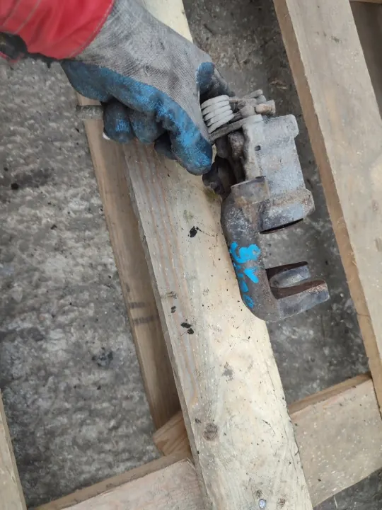 Pinza de freno trasera derecha usada OEM VW Jetta VI image 3