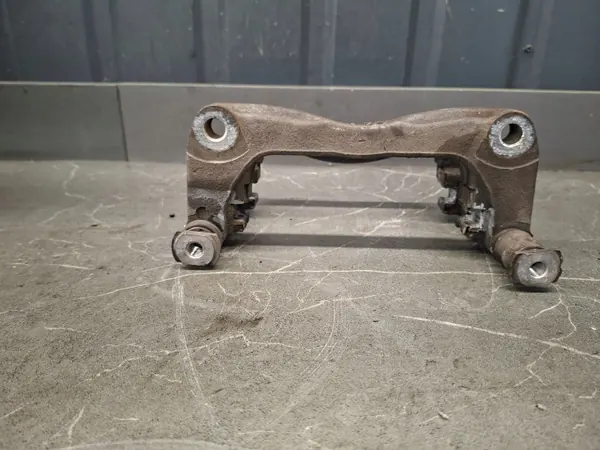 L82247 Étrier de serrage gauche pour Nissan Navara image 3