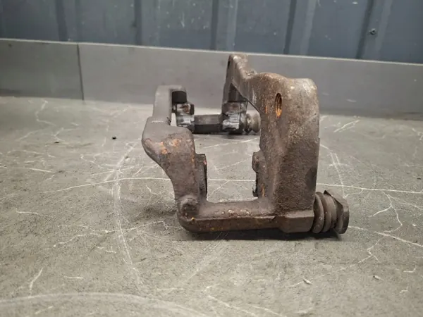 L82247 Étrier de serrage gauche pour Nissan Navara image 4