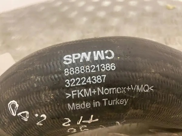 Volvo XC40 2019 Intercooler Schlauch 32224387 image 3