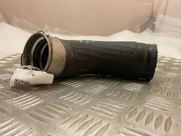 Volvo XC40 2019 Intercooler Schlauch 32224387 image 4