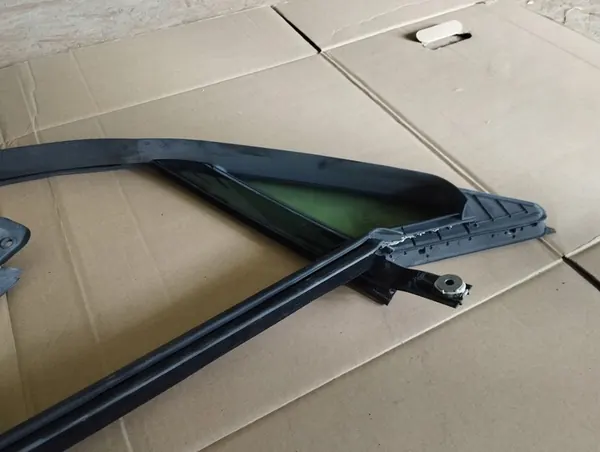 Finestra triangolare laterale destra per Mercedes W207 image 10