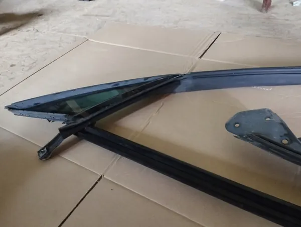 Finestra triangolare laterale destra per Mercedes W207 image 6