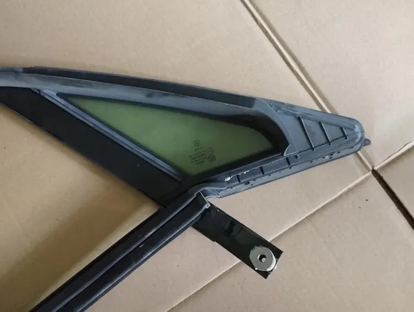 Finestra triangolare laterale destra per Mercedes W207 image 7