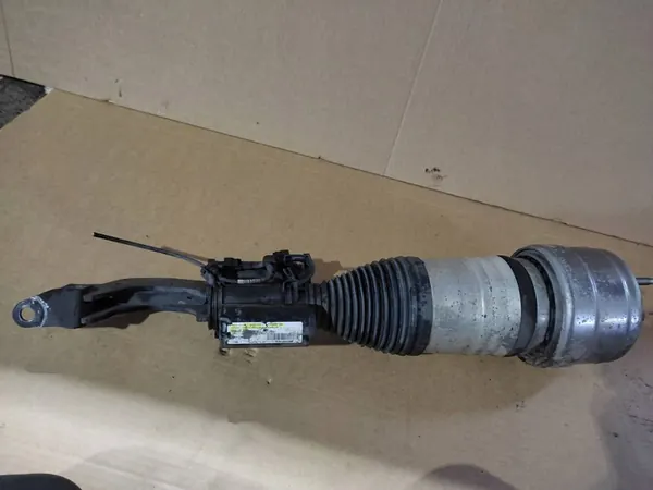 Mercedes-Benz E 63 AMG W213 Vänster Framdämpare A2133202100 image 10