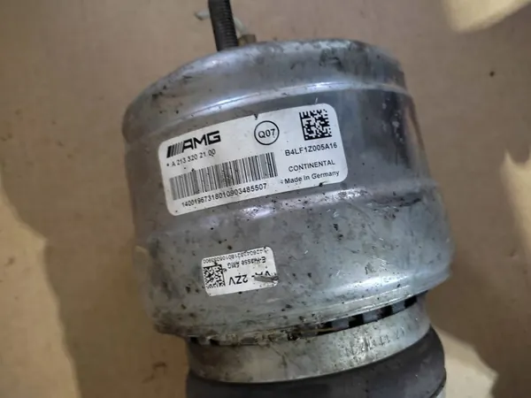 Mercedes-Benz E 63 AMG W213 Vänster Framdämpare A2133202100 image 2