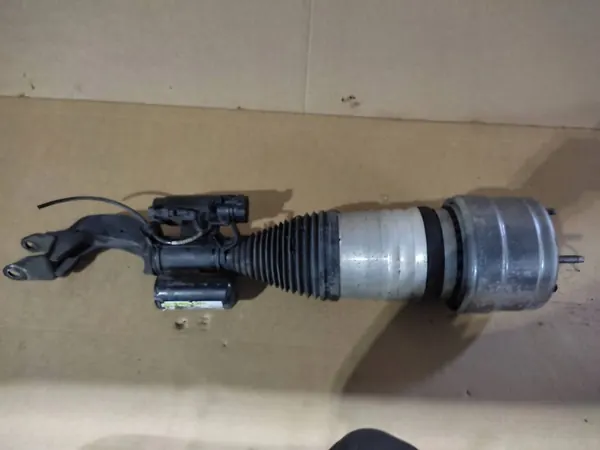 Mercedes-Benz E 63 AMG W213 Vänster Framdämpare A2133202100 image 5