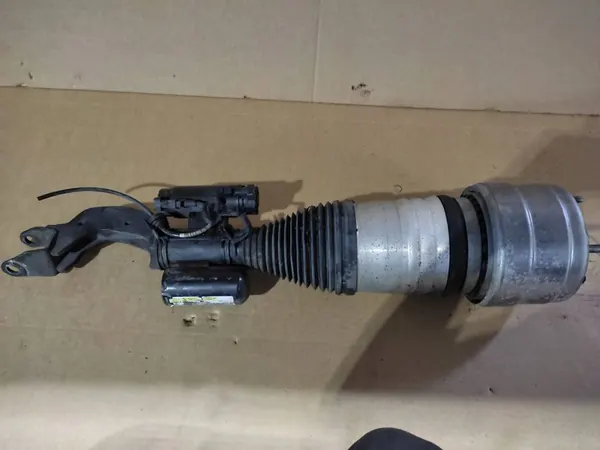 Mercedes-Benz E 63 AMG W213 Vänster Framdämpare A2133202100 image 6