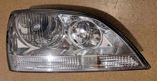 KIA SORENTO I 02-11 Faro Derecho image 3