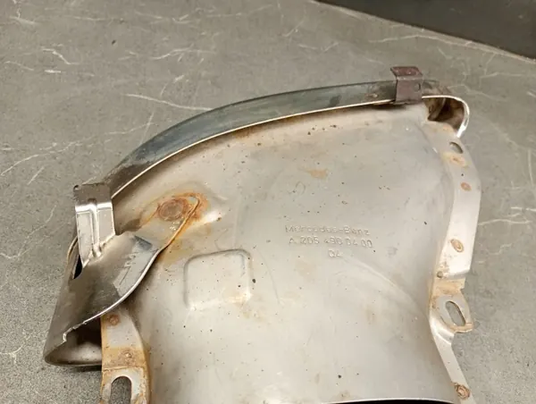 Silenciador trasero Mercedes-Benz OEM A2054900400 Usado image 9